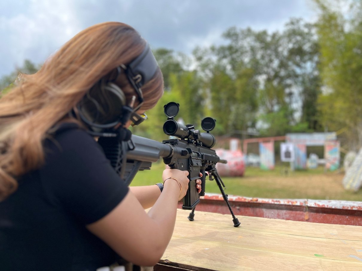 Gear tactical lengkap di meja